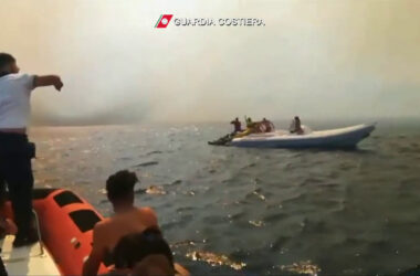 Incendio a Scopello, le immagini del rocambolesco salvataggio via mare