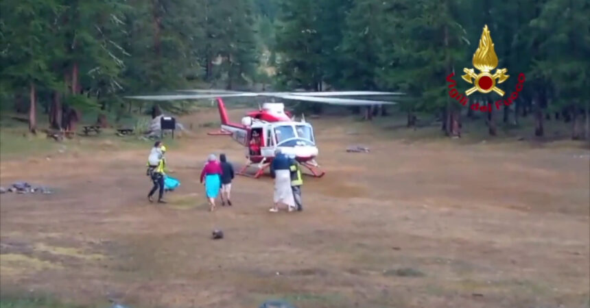 Frana vicino a camping nel Torinese, turisti evacuati con elicottero