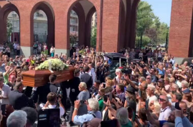 Funerali di Toto Cutugno a Milano, fan cantano “L’italiano”