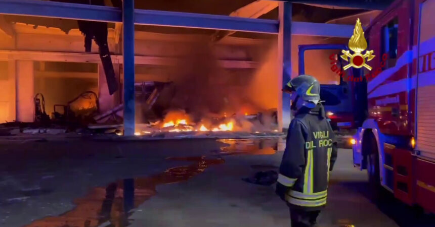 Incendio distrugge capannone con materiale plastico nel potentino