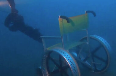 Sedia a rotelle finisce in mare, recuperata a 65 metri di profondità