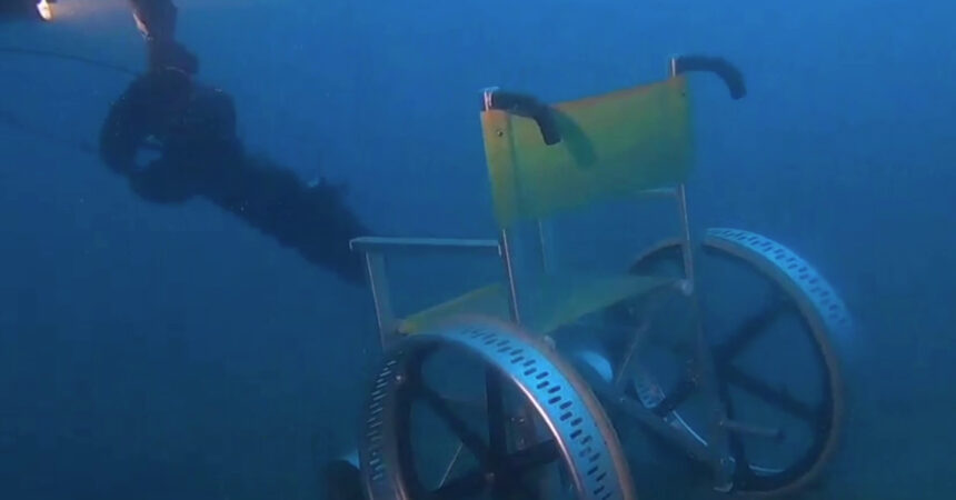 Sedia a rotelle finisce in mare, recuperata a 65 metri di profondità