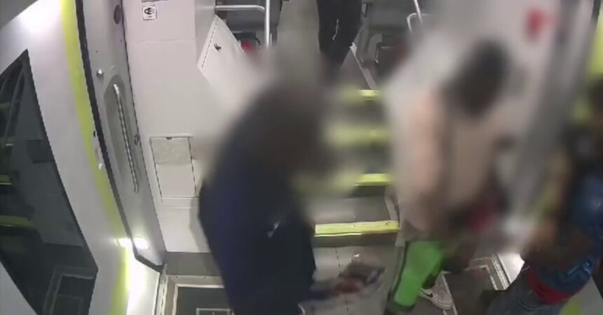 Rapinano passeggeri sul treno a Lecco armati di machete