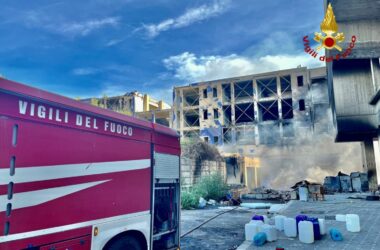 Incendio in un edificio abbandonato e rifugio di senzatetto a Catania