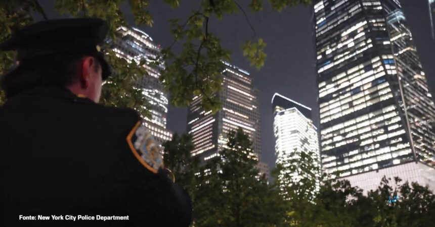 Torri Gemelle, l’omaggio della Polizia di New York alle vittime