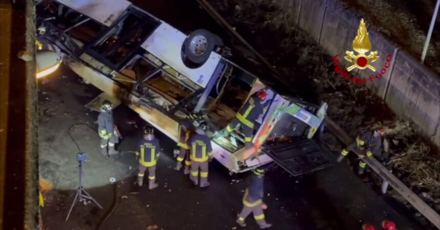 Bus cade dal cavalcavia a Mestre, le immagini dei soccorsi