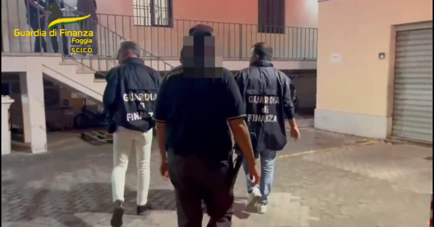 Arrestati 16 appartenenti alla “Società foggiana” per droga e armi