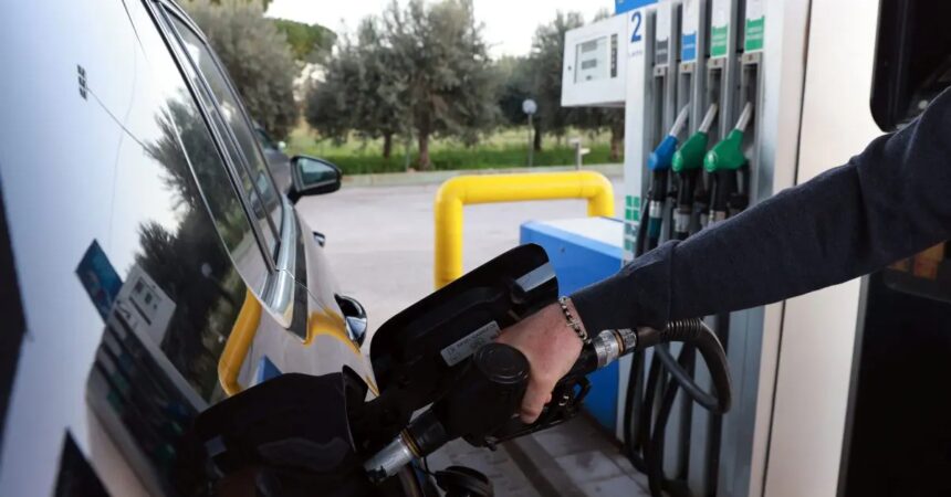 Mimit, per la benzina prezzo medio più basso dall’inizio del 2023