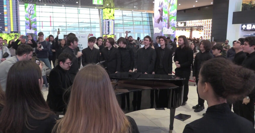 Accademia Santa Cecilia vola a Fiumicino, flash mob di 22 cantanti
