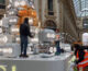 Ambientalisti gettano vernice su albero di Natale in Galleria a Milano