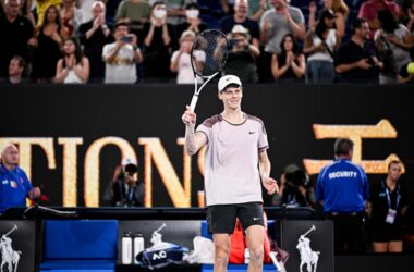 Sinner batte Djokovic e vola in finale a Melbourne