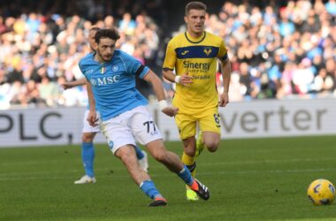Ngonge e magia Kvaratskhelia, il Napoli ribalta il Verona 2-1