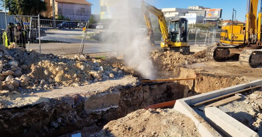 Escavatore buca tubo del gas a Modica, chiuso tratto statale 115