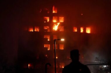 Spagna, incendio divora grattacielo a Valencia. Almeno 10 morti
