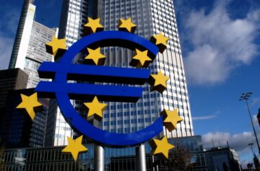 La Bce lascia i tassi invariati, inflazione rivista al ribasso