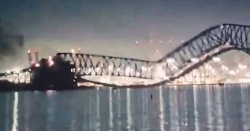 A Baltimora crolla un ponte dopo l’urto di una nave cargo