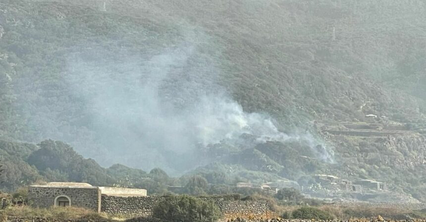 Brucia zona impervia a Pantelleria