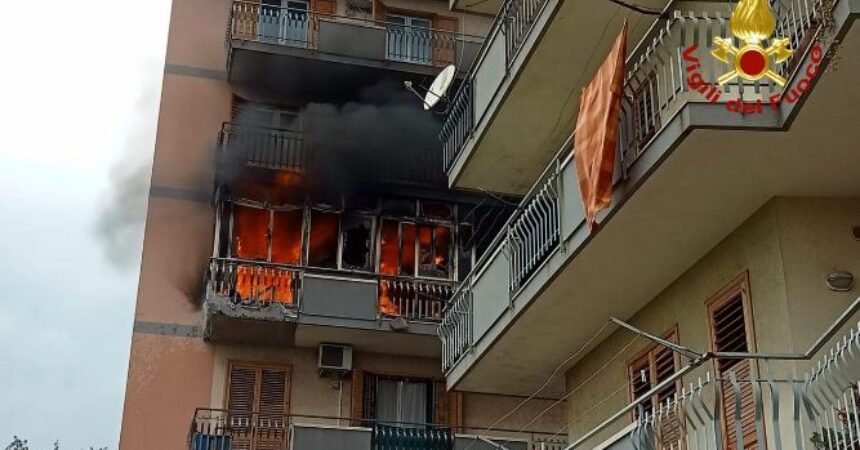 Incendio in un’abitazione ad Acireale, famiglie evacuate