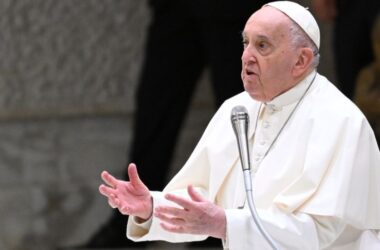 Papa “Nessuno deve togliere la dignità alle persone”