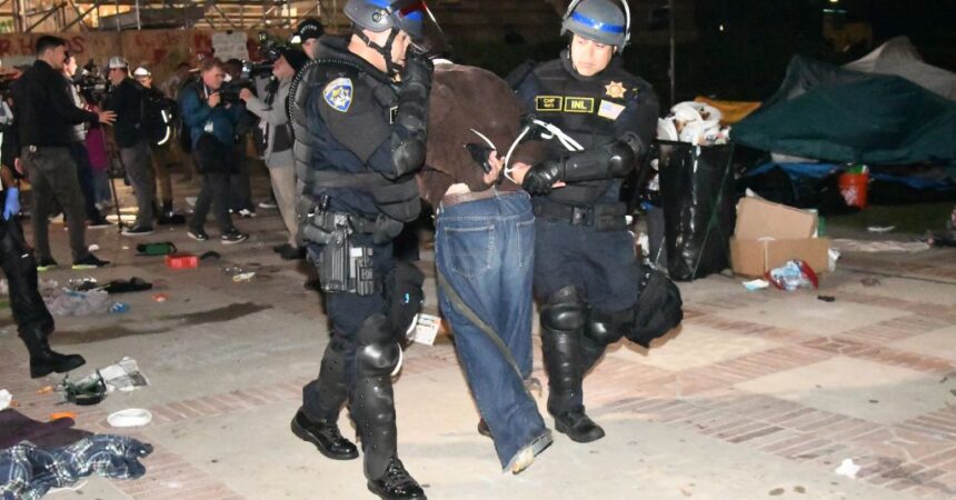 Usa, decine di arresti al Campus Ucla. Biden “Rispetto proteste, ma no violenze”
