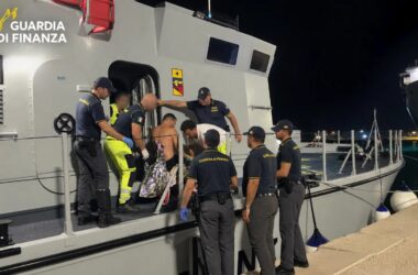 Barca distrutta da un incendio al largo di Marsala, la Guardia di Finanza salva un uomo / Video