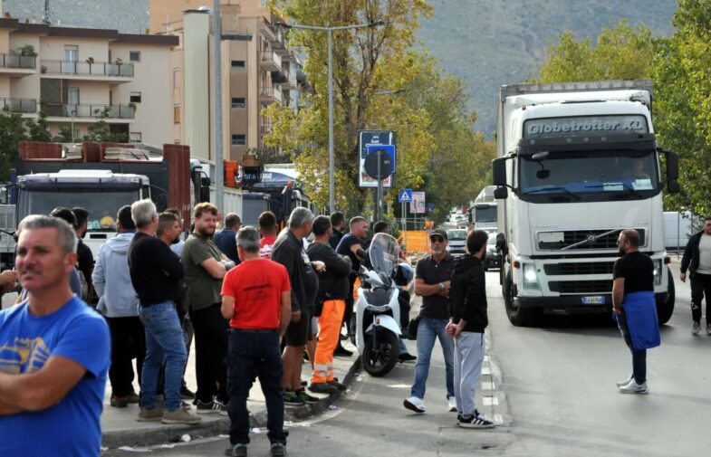 Gli autotrasportatori siciliani revocano il fermo dopo il confronto con Salvini, resta lo stato di agitazione