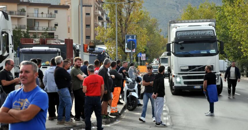 Gli autotrasportatori siciliani revocano il fermo dopo il confronto con Salvini, resta lo stato di agitazione