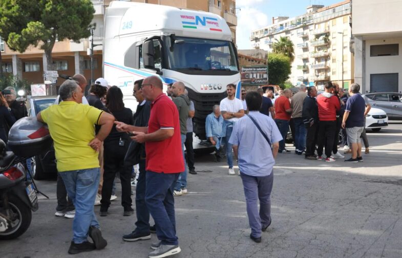 Protesta degli autotrasportatori siciliani contro il caro carburante, presidi a Palermo, Messina e Catania