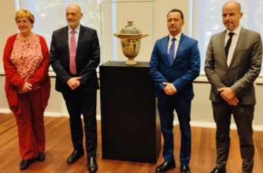 Beni culturali, l’università di Amsterdam restituisce la Pisside centuripina
